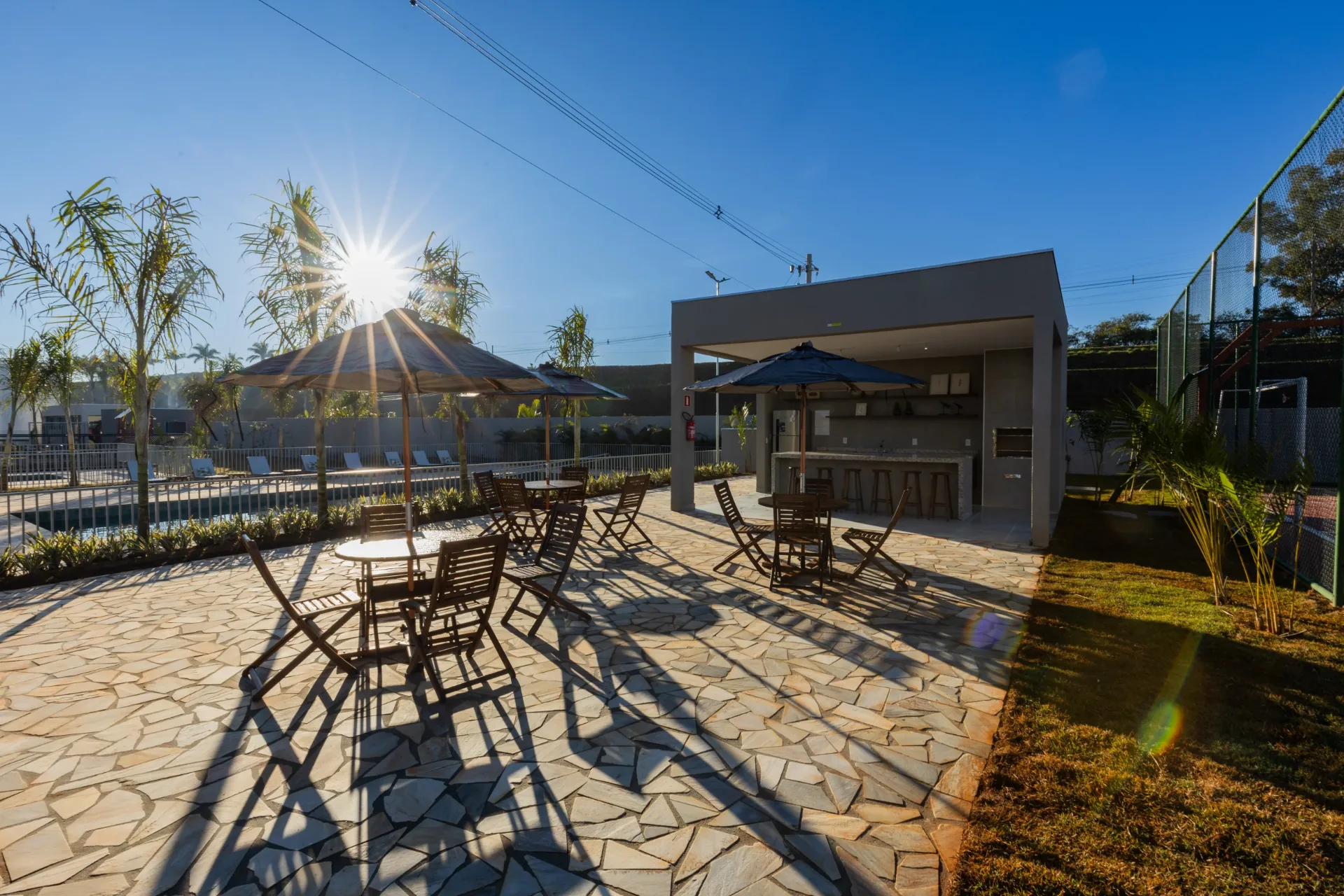 Mesas da área gourmet do Portal Torres de Novara