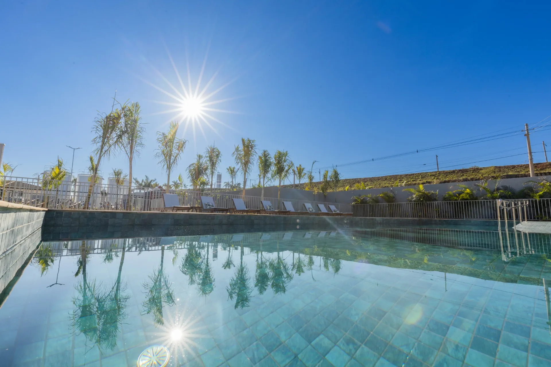 Piscina adulto do condomínio Torres de Novara