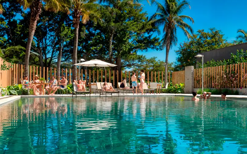 Piscina do clube do Villa Flamboyant com prainha e espreguiçadeiras