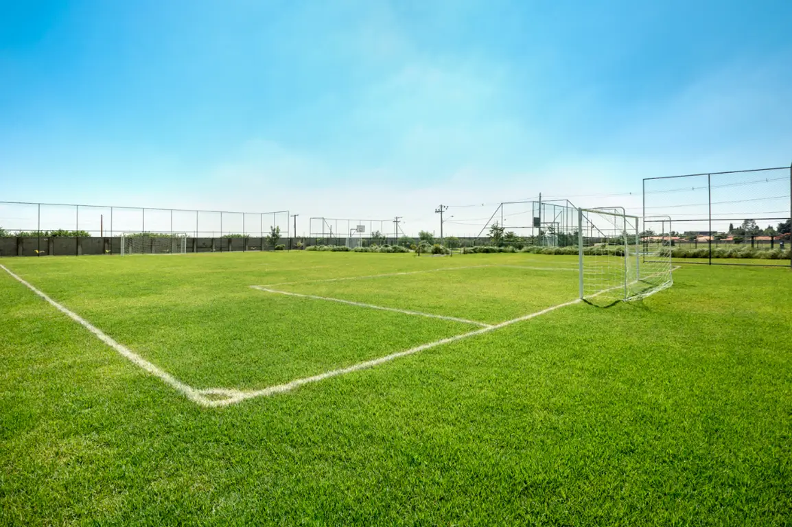 Campo de futebol gramado do Village Manacá