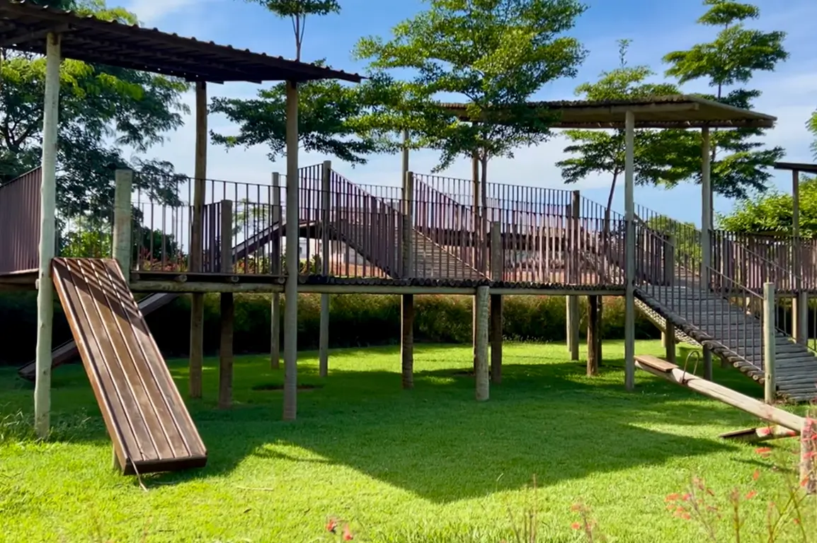 Playground de frente para o lago