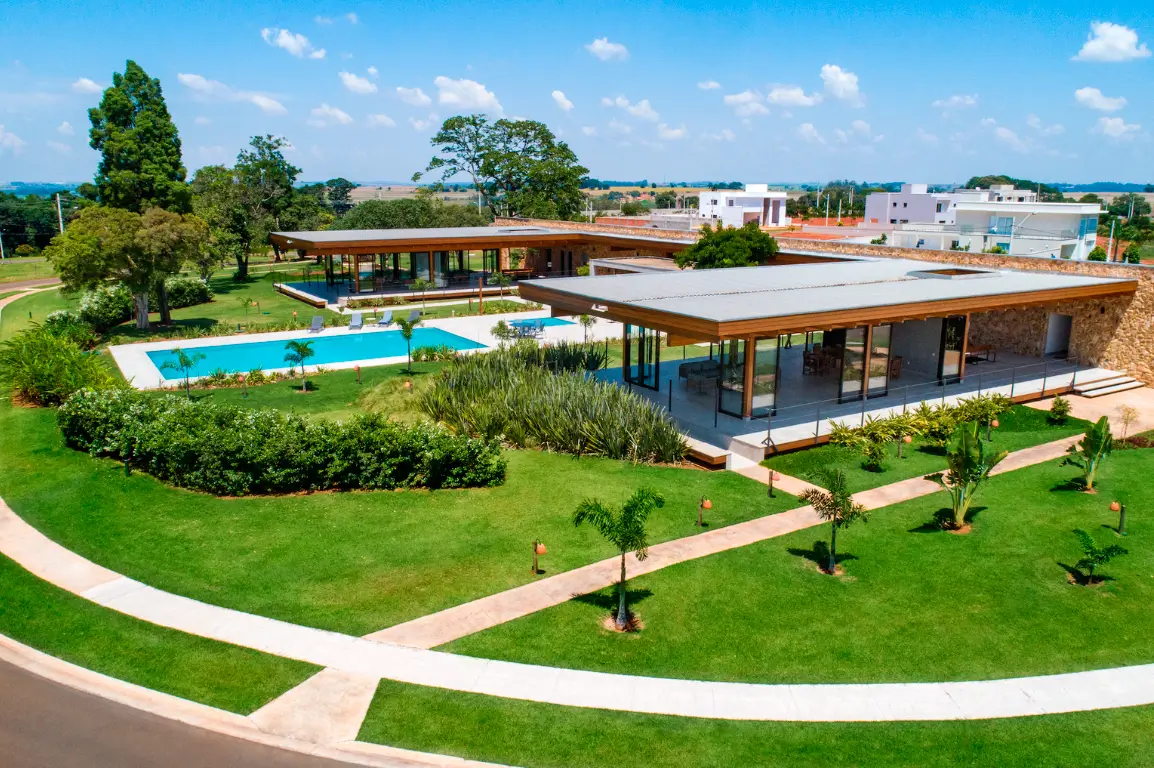 Vista lateral do clube do Village Manacá em funcionamento