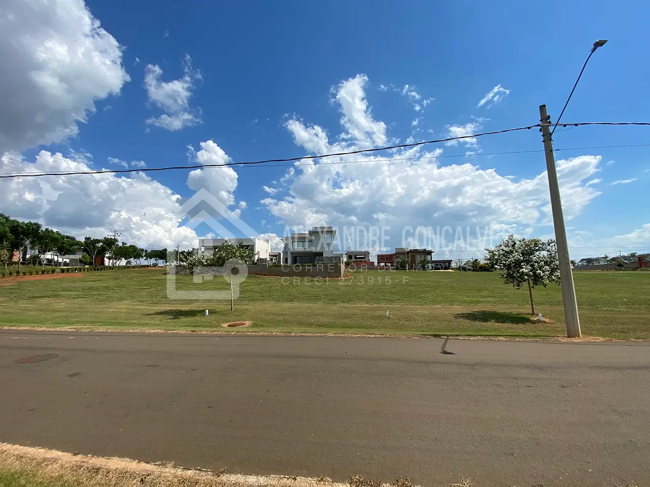 Terreno à venda no Village Manacá em Cesário Lange